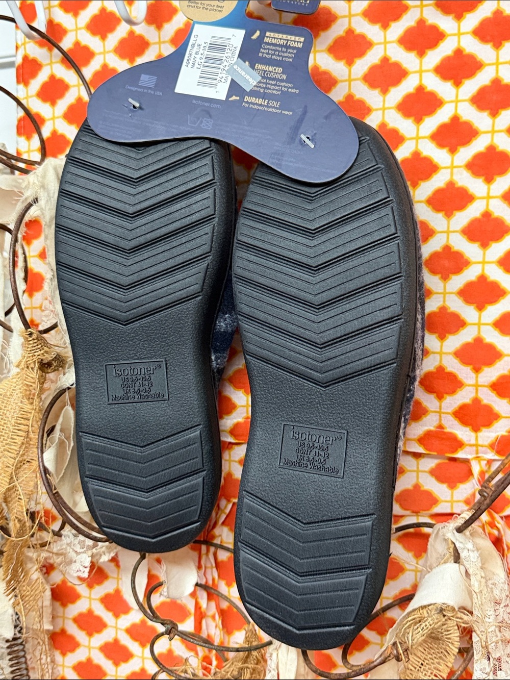 Isotoner house slippers with memory foam - Picture 3 of 4